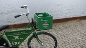 Bierkrat vervoeren op de fiets - Onlinefietser.nl